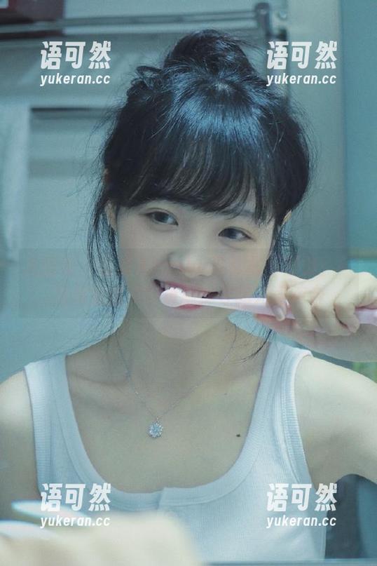 尤蜜荟 - 蓝夏Akasha吊带写真图集：一场视觉盛宴与资源探寻的完美结合