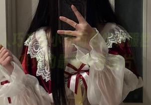 带你走入巧克力小圆面包的制服世界，分享她的最新写真图片