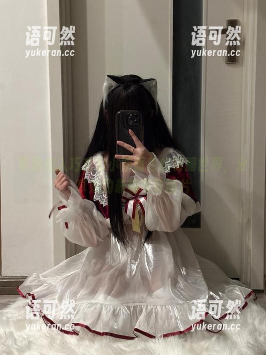 带你走入巧克力小圆面包的制服世界，分享她的最新写真图片