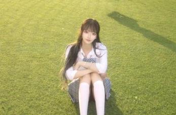 微密圈 – 揭秘最新写真集：张思允与油亮黑丝制服的完美碰撞