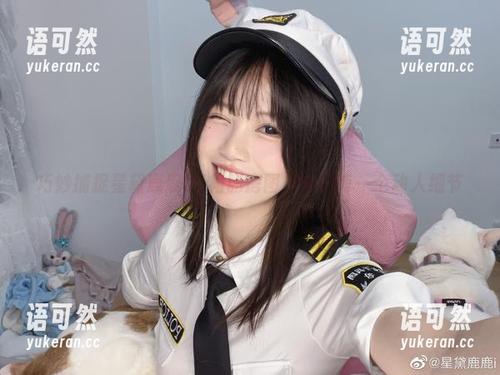巧妙捕捉星黛鹿鹿i红裙私房图片中的每一个动人细节