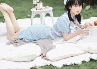 在这里观看是依酱吖的小厨娘写真，细腻图片带来视觉盛宴！