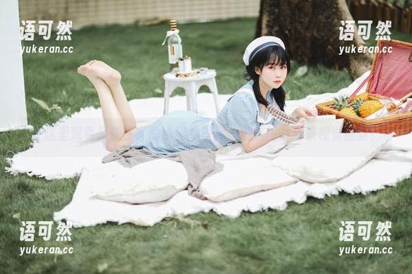 在这里观看是依酱吖的小厨娘写真，细腻图片带来视觉盛宴！