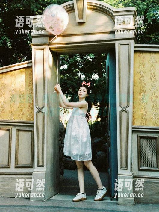 微密圈 - 是可馨耶私房写真作品揭秘，时尚套装中的个性与韵味