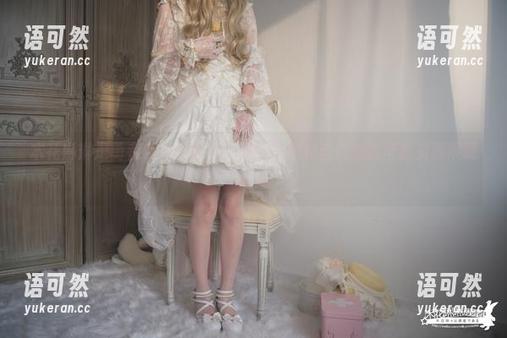 木花琳琳是勇者红裙写真集：她的优雅和自信通过丰富资源展现无遗