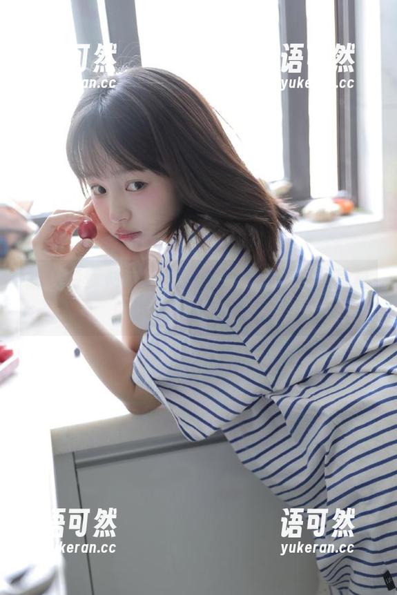 踏入森萝财团无圣光世界，白丝裸足写真的诱惑让人难以抵挡