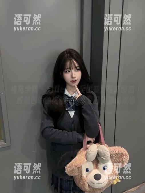 模范学院 - Ellie艾栗栗比基尼写真图册：跨越四季的热情，尽享夏日海滩的欢愉