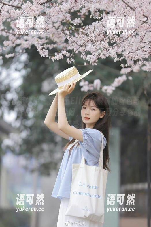 模范学院 - 漫步于Ellie艾栗栗的粉色写真作品中，沉浸美好，立即下载分享你的感受！