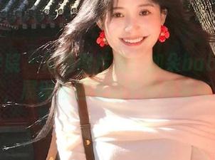 模范学院 – 精选图片集：加朵babe校服写真，展现校园生活中的青春与乐趣