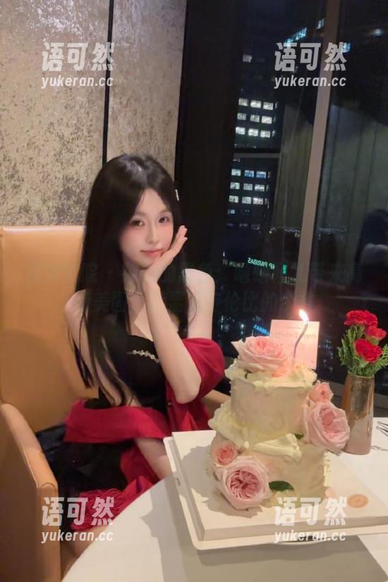 模范学院 - 神秘的黑色：噜噜妞儿带来高清美图，彰显无与伦比的个性