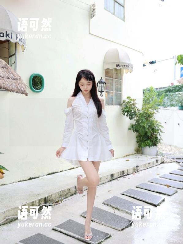 模范学院 - 捕捉小牛奶的连衣裙之美：一系列精美图片资源，展示她的时尚魅力与个性