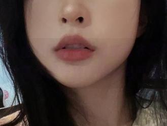 走进清水由乃的世界：最新皮衣写真，图片带你感受独特的时尚气息