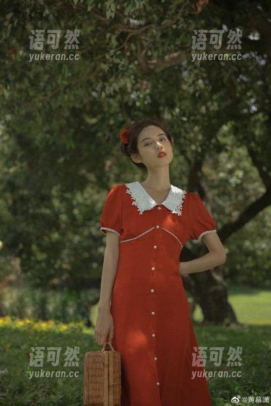 爱蜜社 - 乐薇Vivi白丝写真图册，仿佛在时光中凝固的瞬间，艺术与美的交汇点