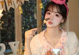 可爱的白莉爱吃巧克力与双马尾的奇妙结合：分享她的写真图片！