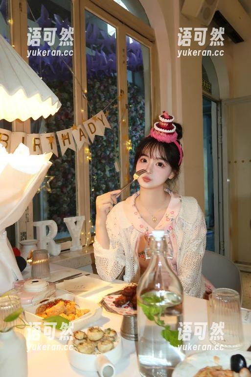 可爱的白莉爱吃巧克力与双马尾的奇妙结合：分享她的写真图片！