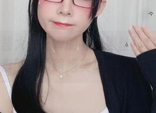 尽在眼酱大魔王w的毛衣黑丝作品中，网盘带你领略绝美写真风情！