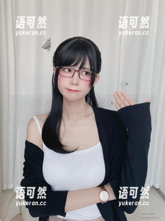 尽在眼酱大魔王w的毛衣黑丝作品中，网盘带你领略绝美写真风情！