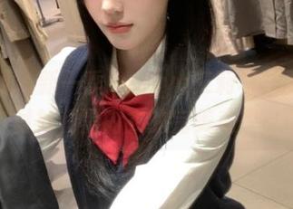 秀人网 – 新一季Evelyn艾莉写真更新：白衬衫和黑内衣的完美私房搭配