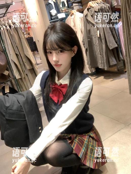 秀人网 - 新一季Evelyn艾莉写真更新：白衬衫和黑内衣的完美私房搭配