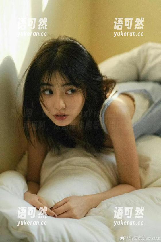 秀人网 - 快来领取FoxYini孟狐狸毛衣写真福利，原图带你感受时尚风潮！