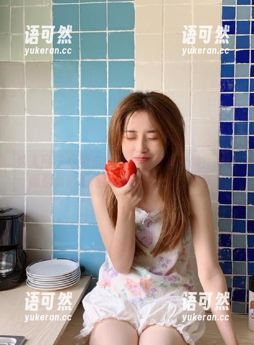 秀人网 - 探索俞漫的制服写真合集：每一幅都值得细细观看与品味的艺术作品