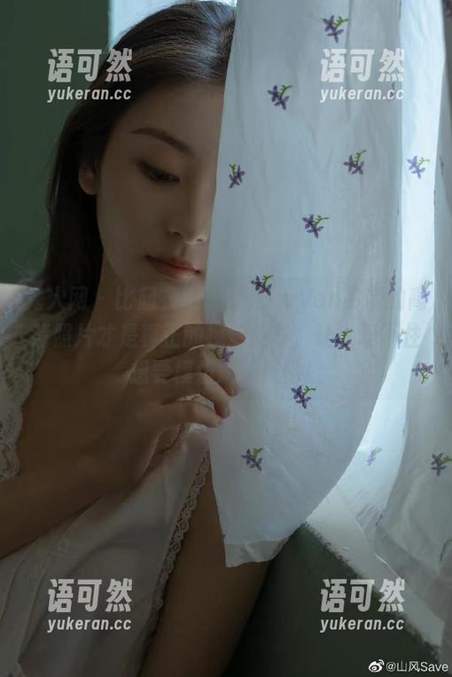 秀人网 - 比起衣服，可儿kayen吊带的高清照片才是真正的视觉盛宴，让人忍不住想要模仿她的风格！