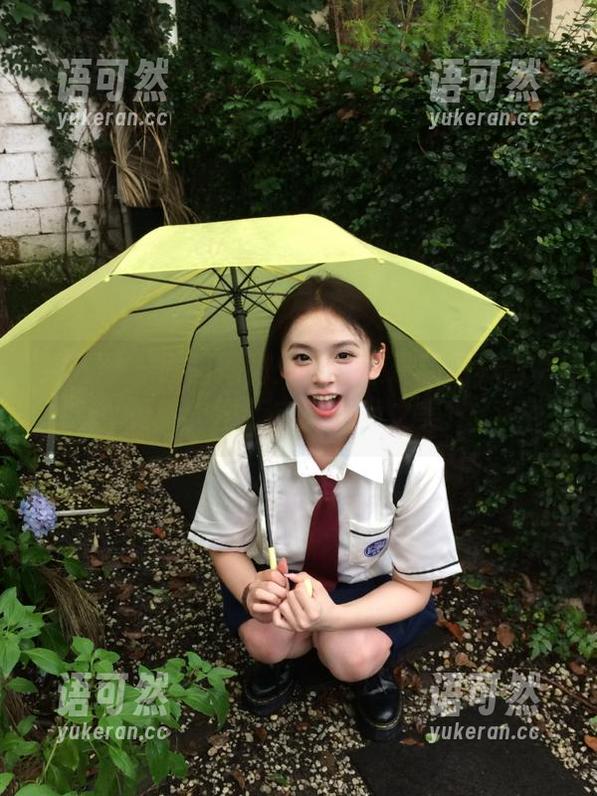 秀人网 - 原图揭秘：可可芝最新网袜写真更新，重新定义时尚之美！