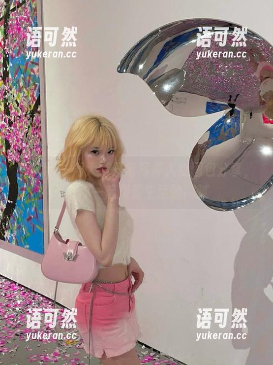 秀人网 - 周大萌日常写真人物图包分享，与你一起探索生活的细腻