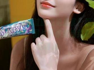 秀人网 – 不容错过的视觉盛宴！观看奶瓶的吊带裙美腿，图片带你穿越到夏日的绚烂时光