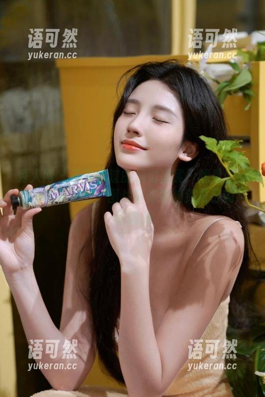 秀人网 - 不容错过的视觉盛宴！观看奶瓶的吊带裙美腿，图片带你穿越到夏日的绚烂时光