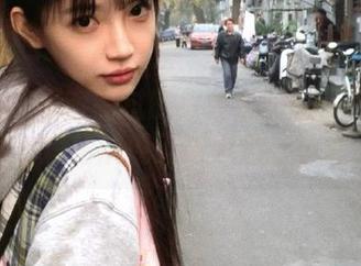 秀人网 – 不容错过的小薯条nienie最新写真，短裙展现无限风情与个性！