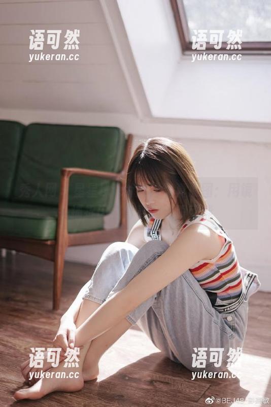 秀人网 - 星星baby短裙写真原图：用镜头捕捉闪耀青春的无限可能