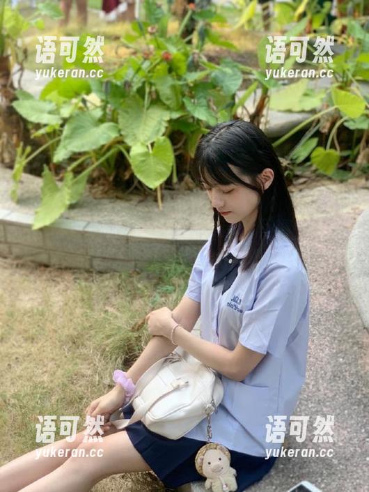 秀人网 - 原图下载林文文红裙写真，感受她在光影中的魅力与优雅