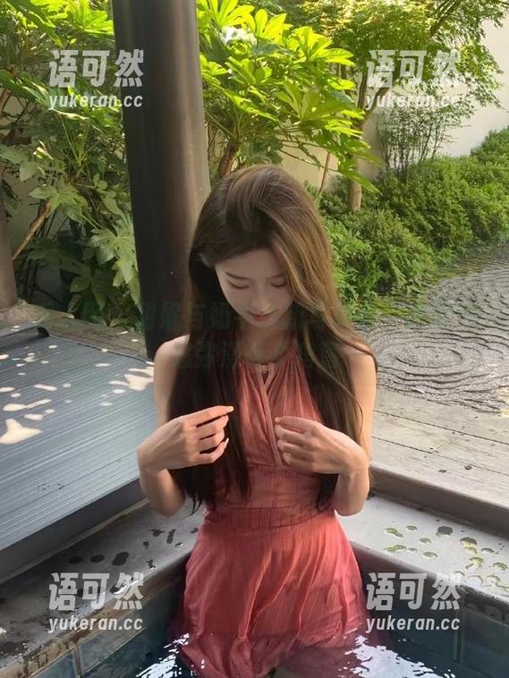 秀人网 - 甜妮与奶牛最新写真集：甜蜜气息弥漫每个角落