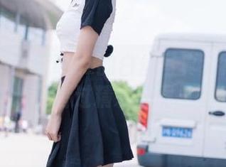 秀人网 – 用草莓zz的白丝写真装点你的生活：别错过精彩原图与壁纸