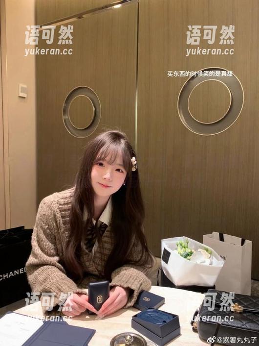 秀人网 - 袁圆黑丝作品大赏：观看她如何用魅惑造型捕获每一个目光