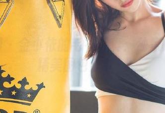秀人网 – 金小依的毛衣写真：独家原图与精美图包分享！
