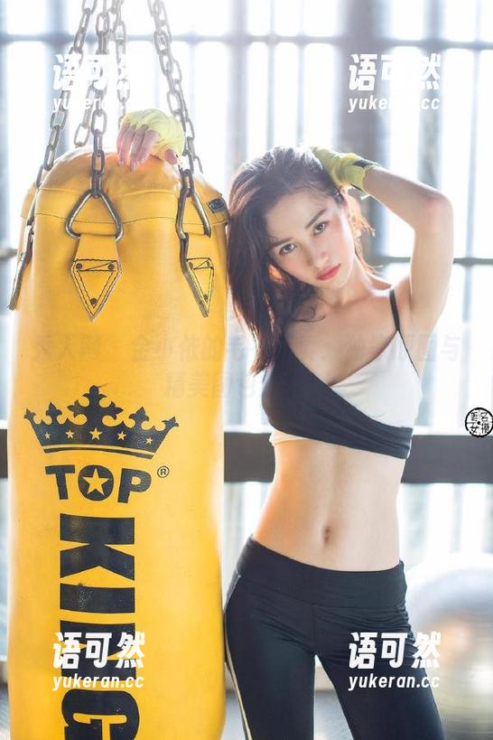 秀人网 - 金小依的毛衣写真：独家原图与精美图包分享！