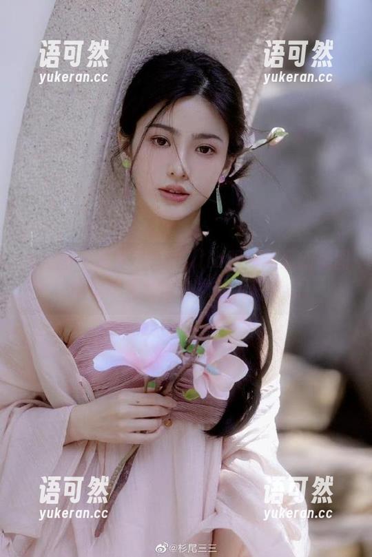 秀人网 - 陆萱萱cecillia双马尾最新美图，让你感受清新少女的无限魅力！