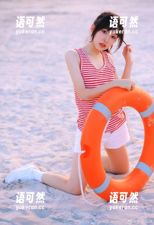 稚乖画册 - 美图时刻：生煎团团的泳衣写真，打造夏日清新时尚风