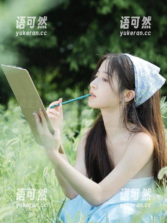 紧急企划 - 最新写真分享：见希w的可爱之旅，展现无尽的活力与风采