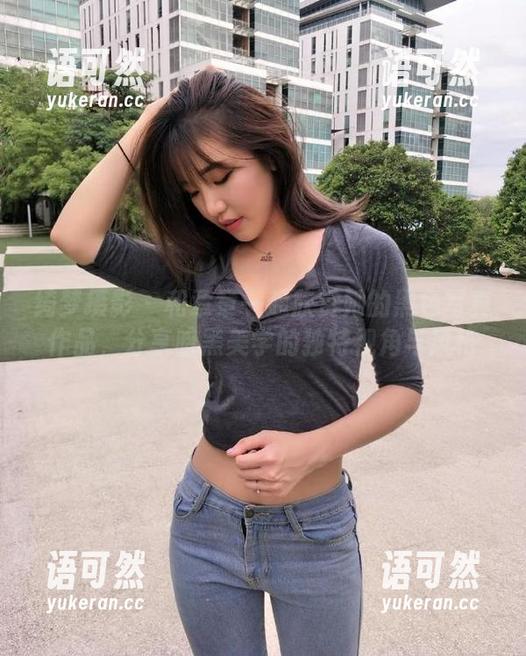 绮梦摄影 - 和章章一起欣赏她的黑色写真作品，分享暗黑美学的独特视角与风格
