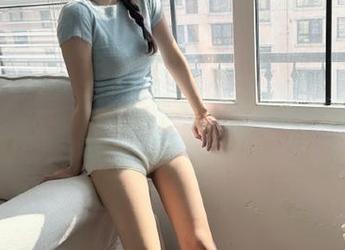 美媛馆 – 在线领略徐子琦牛仔裤的优雅，探索她的独特美图世界