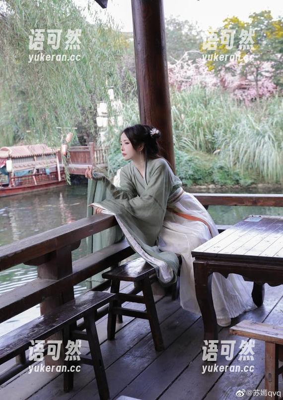 走进苏嫣嫣阿姨的白丝天地：原图与图册的完美结合