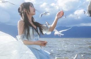 在萌芽儿o0的自拍中寻找灵感：观看她每一幅作品的独特视角
