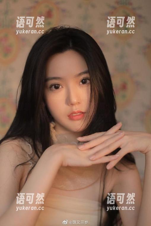 袜啵啵 - 甜甜圈泳装作品全集：缤纷色彩与优雅线条的完美交融
