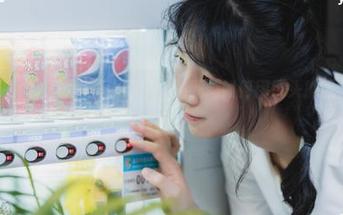 在西瓜少女的圣诞写真图册中，见证她如何用镜头捕捉节日的欢愉与梦想
