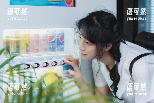 在西瓜少女的圣诞写真图册中，见证她如何用镜头捕捉节日的欢愉与梦想