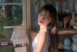 觅芙少女 – 虹虹独特私房自拍图集：沉醉于光影中的个人艺术旅程