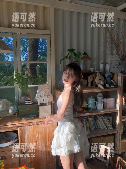 觅芙少女 - 虹虹独特私房自拍图集：沉醉于光影中的个人艺术旅程